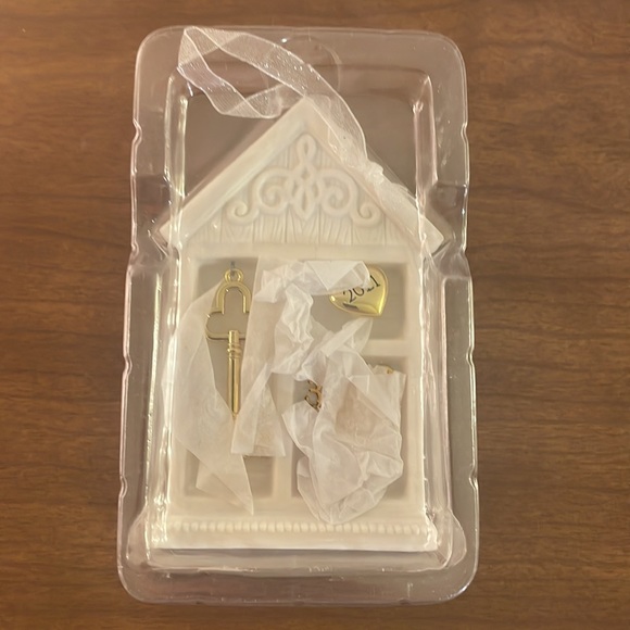 Hallmark Keepsake Christmas Ornament 2021 NEW HOME Porcelain & Metal Key - New - Picture 4 of 4